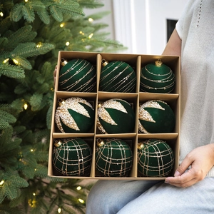 Lot de neuf boules de Noël floquées vert foncé avec détails dorés élégants