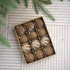 Vue détaillée de 12 boules de Noël floquées marron avec paillettes dans une boîte cadeau