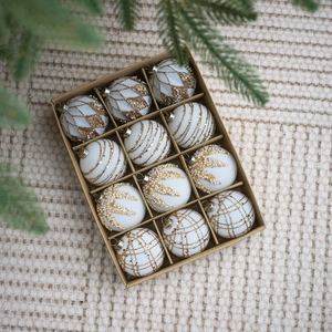 Lot détaillé de 12 boules de Noël blanches avec paillettes dorées et perles sur sapin