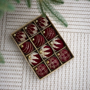 Boules de Noël floquées rouge foncé avec paillettes dorées et perles en coffret