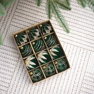 Détail de 12 boules de Noël en velours vert foncé avec motifs dorés en boîte cadeau