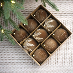 Boules de Noël floquées marron avec paillettes dorées et perles en boîte de 9 pièces