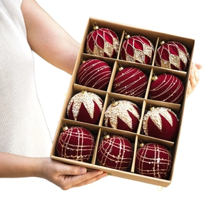 Lot de 12 boules de Noël floquées bordeaux avec motifs pailletés dorés en coffret