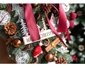 Detail of a vintage Christmas wreath with cinnamon sticks, orange slices and Merry Christmas sign