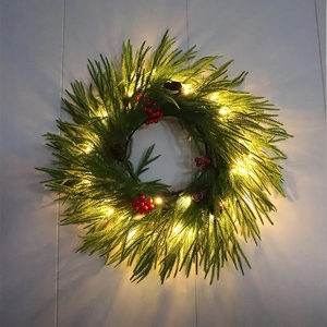 Grüne PE-Weihnachtsgirlande mit warmen LED-Lichtern, roten Beeren und Tannenzapfen