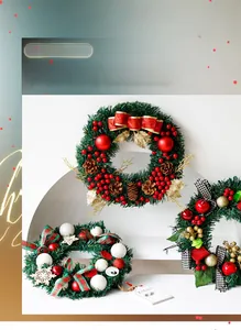 Vue détaillée de trois couronnes de Noël festives avec épines de pin et nœuds rouges