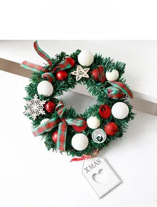 Détail d'une couronne de Noël avec aiguilles de pin et étiquette XMAS en bois