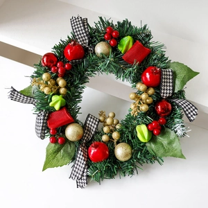 Couronne de Noël avec aiguilles de pin, baies rouges et nœuds pied-de-poule sur fond blanc