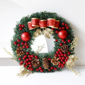 Couronne de Noël avec nœud rouge pailleté, pommes de pin et baies sur fond blanc pur