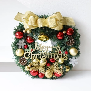 Couronne de Noël avec signe Merry Christmas, nœuds dorés et ornements rouges
