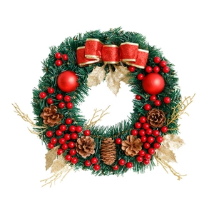 Couronne de Noël classique avec nœuds rouges, pommes de pin et baies sur fond blanc