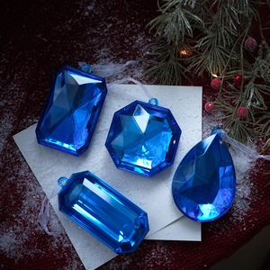 Adornos navideños de gemas facetadas azules, juego de cuatro formas variadas