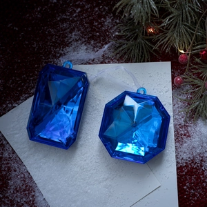 Adornos navideños con forma de gema azul estrellado y cintas de seda colgantes