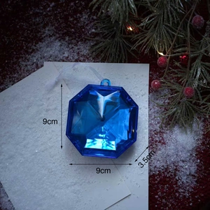 Detalle de adorno navideño azul estrellado de 9cm estilo gema con cinta blanca y medidas