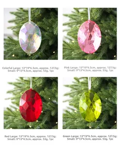 Detailweergave van gekleurde facet geslepen ovale acryl edelsteen hangers in kerstboom