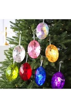 Detailopname van kleurrijke facetgeslepen acryl ovale hangers aan een kerstboom