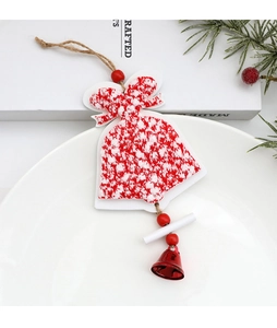 Detalle de adorno de campana de Navidad de punto rojo y blanco con cuenta de madera y metal