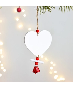 Detalle de adorno de corazón de madera con cuentas rojas y campana para decoración navideña