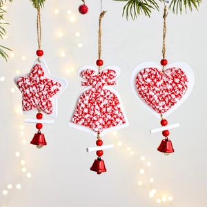 Set de tres adornos navideños de madera con formas de corazón, estrella y campana