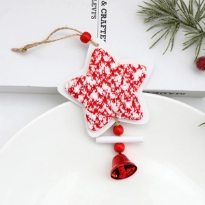 Adorno de Navidad estrella de felpa roja y blanca con cuentas de madera y cascabel