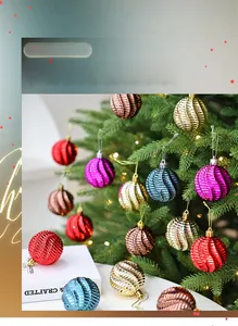 Gros plan des boules de Noël de 6cm avec texture spirale et finition métallique colorée