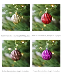 Détail de boules de Noël de 6cm à textures en tons rouge, doré, violet et bronze