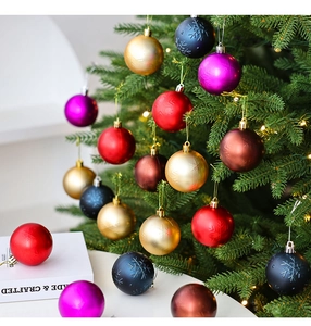 Detalle de bolas de Navidad mate con grabado de copos de nieve en un árbol festivo