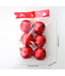 Detalle de bolas de Navidad rojas con patrones de copos de nieve y cordones dorados