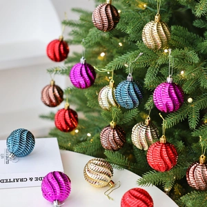 Lot de boules de Noël 6cm à texture spirale sur sapin festif avec lumière chaude