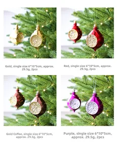 Dettagli di ornamenti natalizi a goccia in oro e rosso con texture glitterata