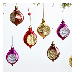 Detail van veelkleurige metalen kerstballen in druppelvorm met glinsterend midden
