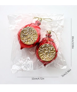Detail van rode kerstballen met gouden glitters en parels, afmeting circa 10 cm