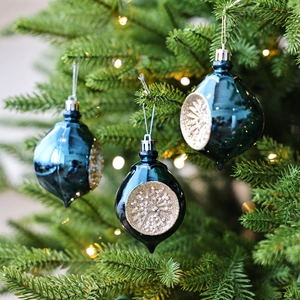 Set de 3 adornos de Navidad azul cerceta con purpurina dorada en árbol navideño