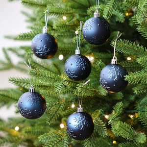 Bolas de Navidad azul marino mate con relieve de copo de nieve colgadas del árbol