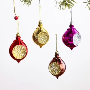 Set van vier uivormige kersthangers met glitter inzetstuk op dennentakken voor decoratie
