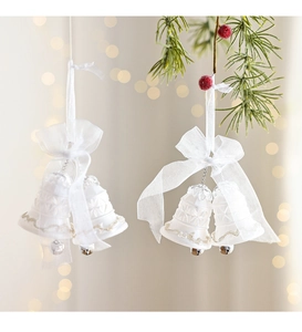 Weiße Weihnachtsglocken Anhänger mit Organza-Schleife und goldener Verzierung