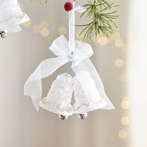 Mattweiße Weihnachtsglocken mit Silberglitzer und Organzaschleife am Weihnachtsbaum hängend