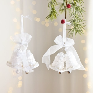 Weiße Weihnachtsglocken mit Schneeflockentextur und silbernen Glitzerakzenten
