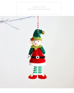 Ciondolo elfo di Natale in feltro rosso con gambe a strisce appeso a un ramo bianco