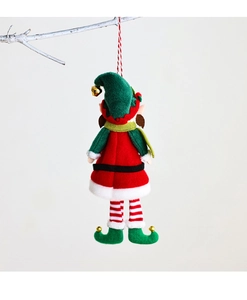 Dettaglio di elfo di Natale in peluche con campanelli dorati e calze a righe