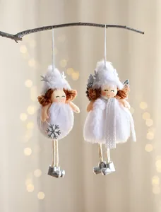 Details von Plüsch-Weihnachtsengel-Anhängern mit silbernen Flügeln und Schneeflocken-Dekor