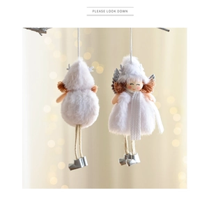 Details von Plüsch-Weihnachtsengeln mit silbernen Flügeln in Vorder- und Rückansicht