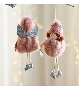 Details von rosa Plüsch-Engel-Weihnachtsschmuck mit Silberflügeln an Baumzweigen