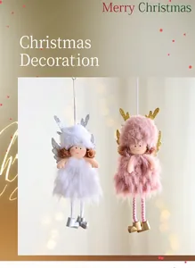 Detalle de ángeles navideños de peluche con astas de rencor en colores rosa y blanco