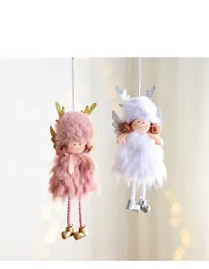 Detalle de ángeles de peluche con astas y alas brillantes para decorar el árbol de Navidad