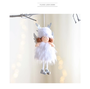 Detalle de muñeca de ángel navideño de felpa blanca con astas plateadas y alas brillantes