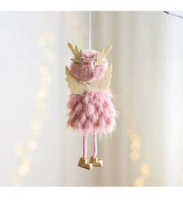 Detalle de ángel de peluche rosa con astas y botas doradas para adorno de árbol de Navidad