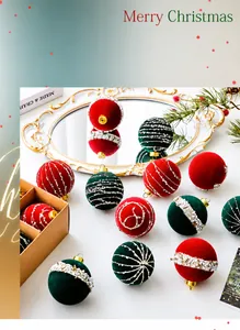 Details von Samt-Weihnachtskugeln mit Glitzerpailletten und Goldhaken in festlicher Szene