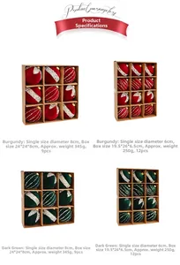Detalle de bolas de Navidad flocadas en granate y verde con adornos de purpurina
