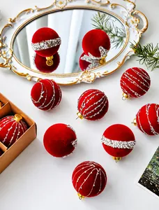 Details von roten Samt-Weihnachtskugeln mit silbernem Glitzer und Pailletten am Goldring